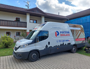 Zateplení stropu domu pomocí foukané izolace